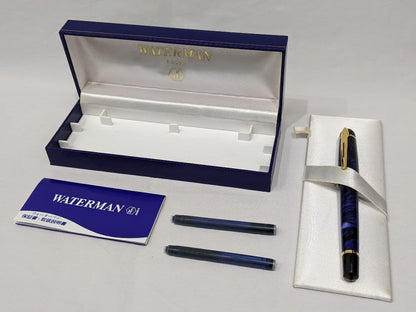 WATERMAN Philéas fountain pen with blue marble finish and gold trim displayed next to its dedicated case