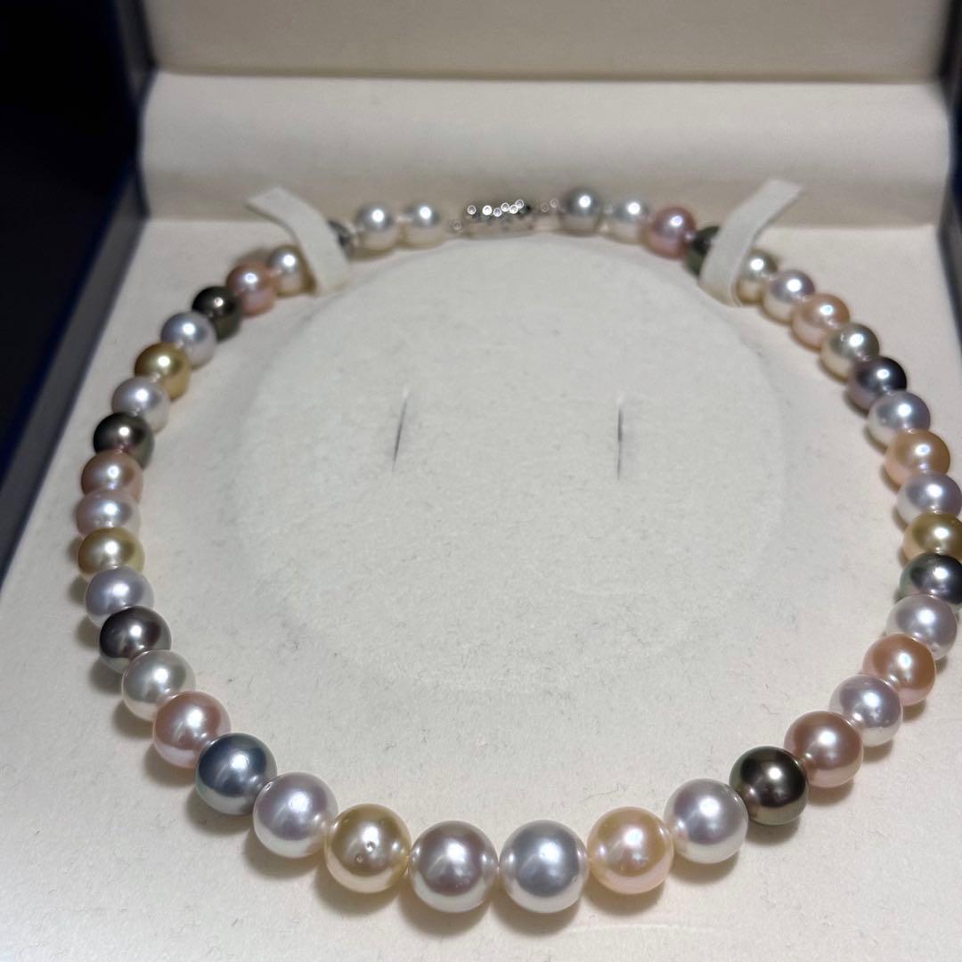 White and black pearl necklace featuring 11mm multicolor pearls with silver clasp on 44cm chain