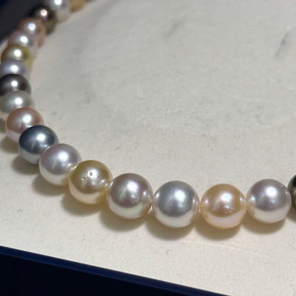 White and black pearl necklace featuring 11mm multicolor pearls with silver clasp on 44cm chain