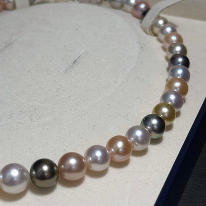 White and black pearl necklace featuring 11mm multicolor pearls with silver clasp on 44cm chain