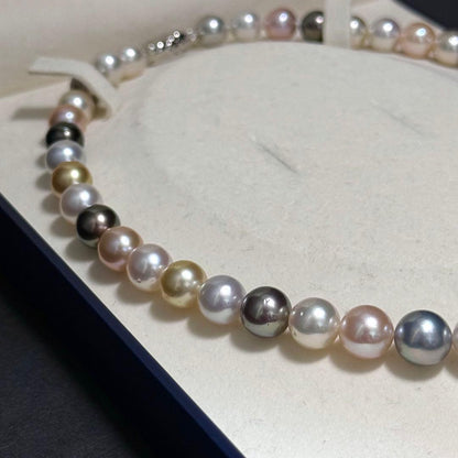 White and black pearl necklace featuring 11mm multicolor pearls with silver clasp on 44cm chain