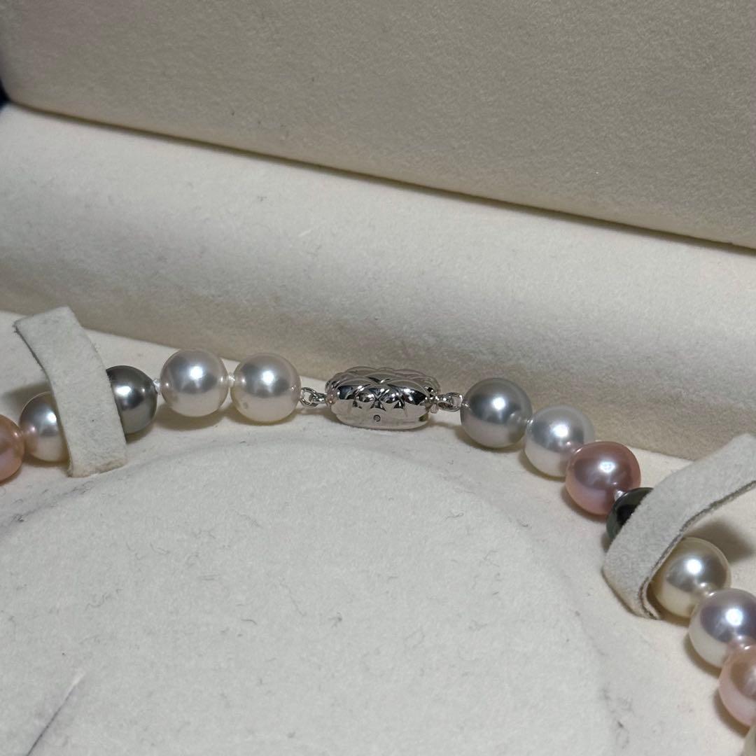 White and black pearl necklace featuring 11mm multicolor pearls with silver clasp on 44cm chain