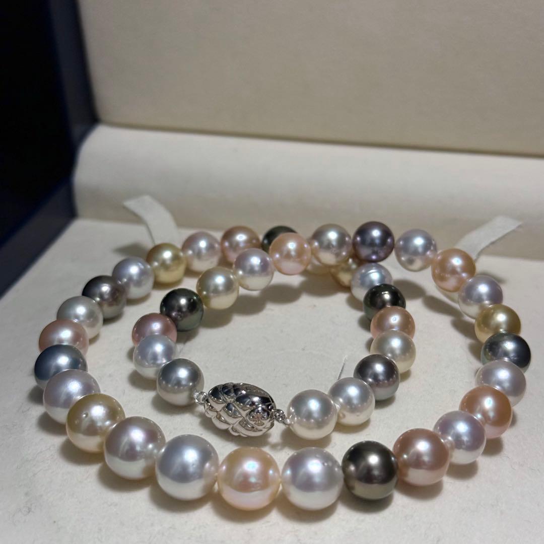 White and black pearl necklace featuring 11mm multicolor pearls with silver clasp on 44cm chain