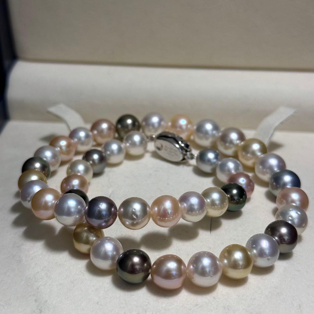 White and black pearl necklace featuring 11mm multicolor pearls with silver clasp on 44cm chain