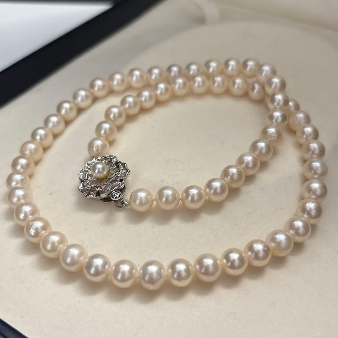 Aoya white pearl necklace with 6.5-7.0mm pearls measuring 43cm length and weighing 30g