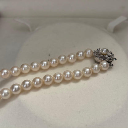 Aoya white pearl necklace with 6.5-7.0mm pearls measuring 43cm length and weighing 30g