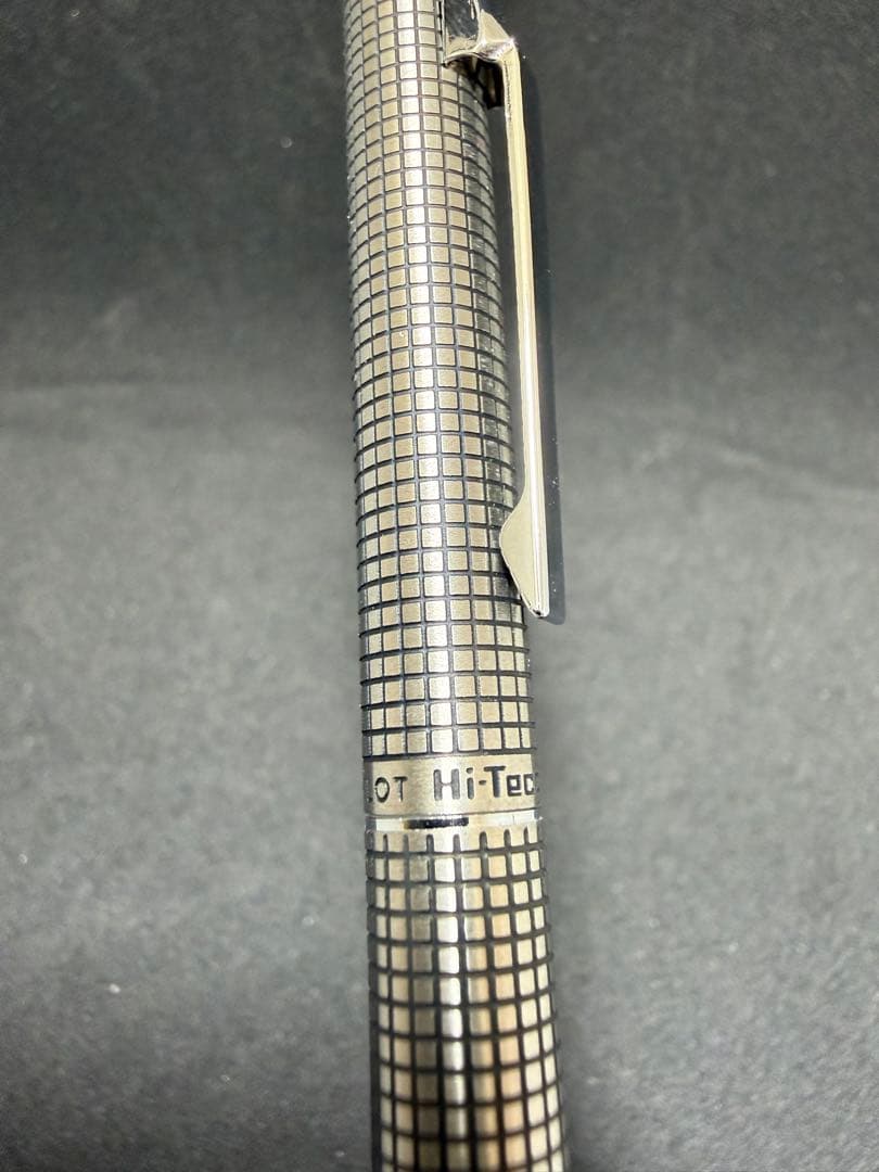 Pilot Hi-Tecpoint fountain pen set with silver checkered metal pattern in dedicated case with instruction manual