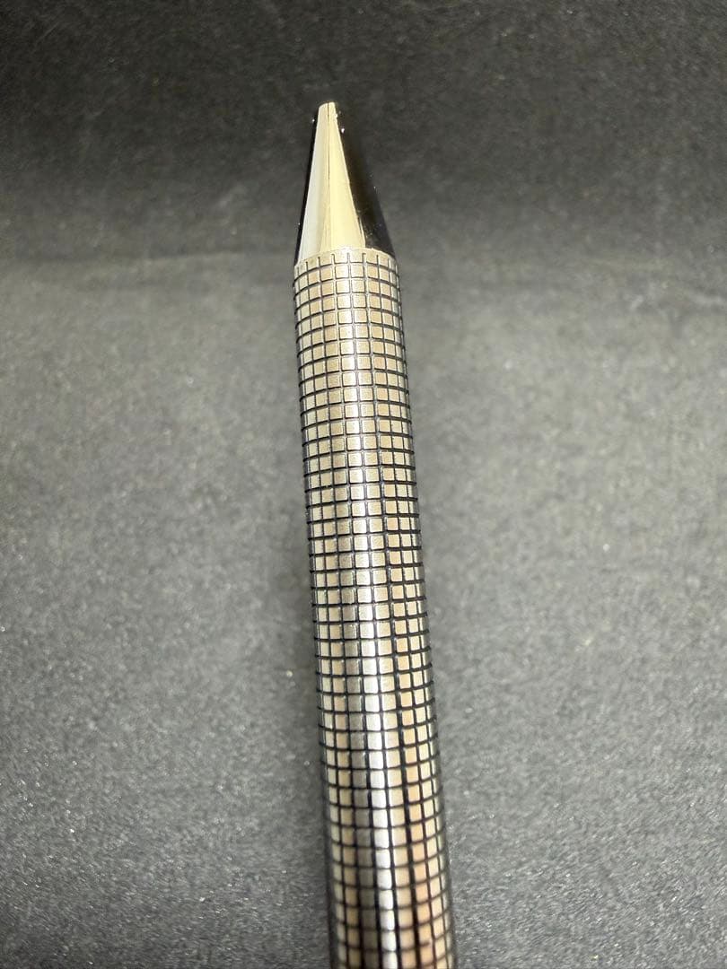 Pilot Hi-Tecpoint fountain pen set with silver checkered metal pattern in dedicated case with instruction manual