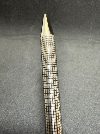 Pilot Hi-Tecpoint fountain pen set with silver checkered metal pattern in dedicated case with instruction manual