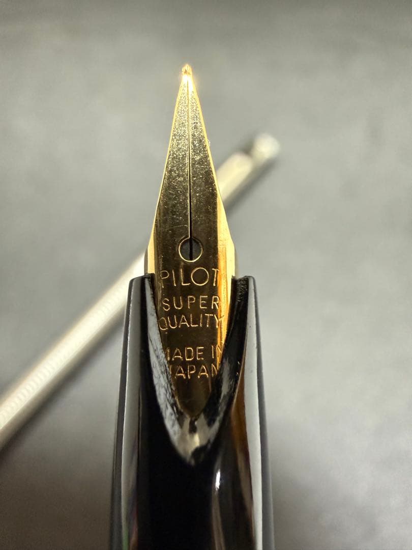 Pilot Hi-Tecpoint fountain pen set with silver checkered metal pattern in dedicated case with instruction manual