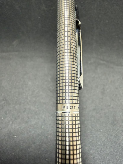 Pilot Hi-Tecpoint fountain pen set with silver checkered metal pattern in dedicated case with instruction manual