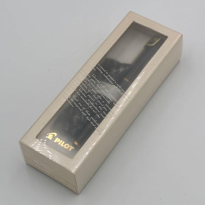 New PILOT Deluxe Lacquer Fountain Pen with 18K-750 Fine F nib in lacquer finish and gift box