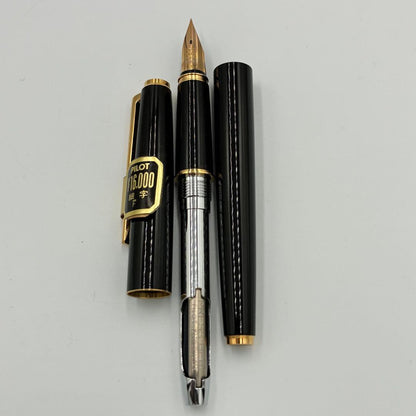 New PILOT Deluxe Lacquer Fountain Pen with 18K-750 Fine F nib in lacquer finish and gift box