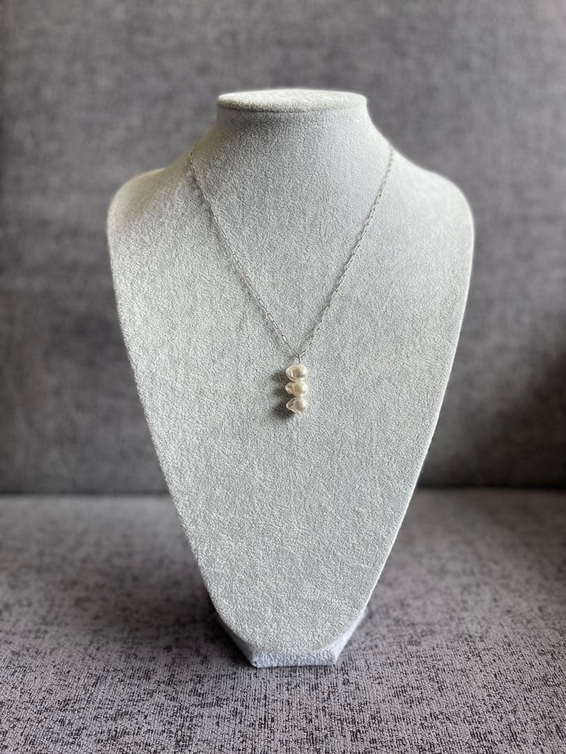 Akoya pearl baroque feather pendant necklace with 9mm pearl on a 50cm chain