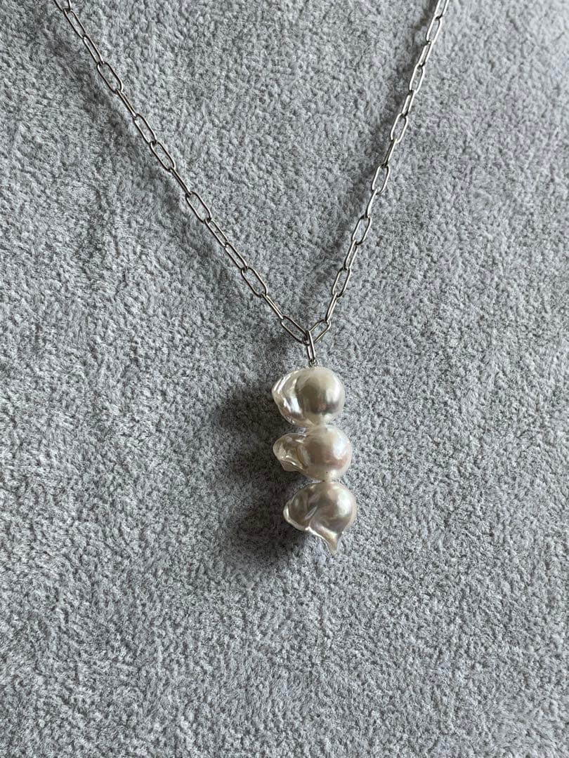 Akoya pearl baroque feather pendant necklace with 9mm pearl on a 50cm chain