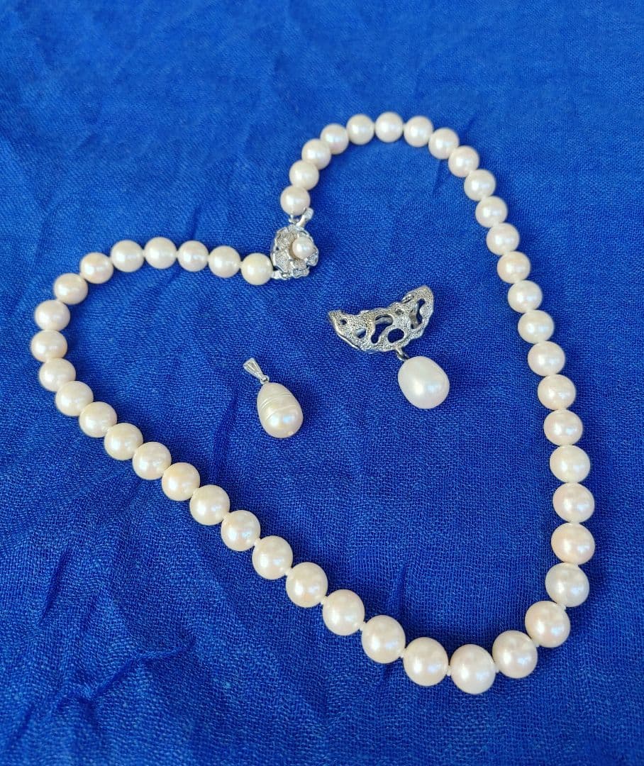 Akoya pearl necklace featuring 8-8.5mm pearls and a charm on a 45cm chain displayed on white background