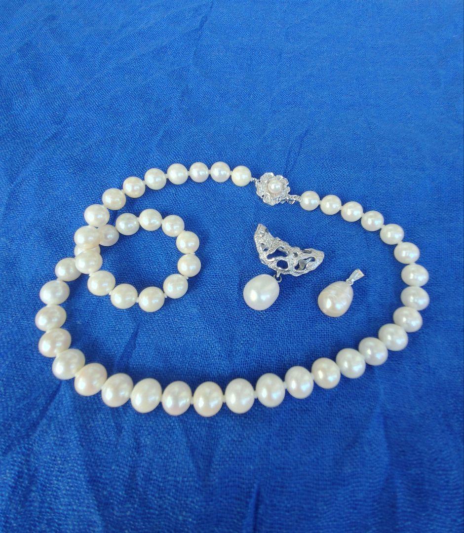 Akoya pearl necklace featuring 8-8.5mm pearls and a charm on a 45cm chain displayed on white background