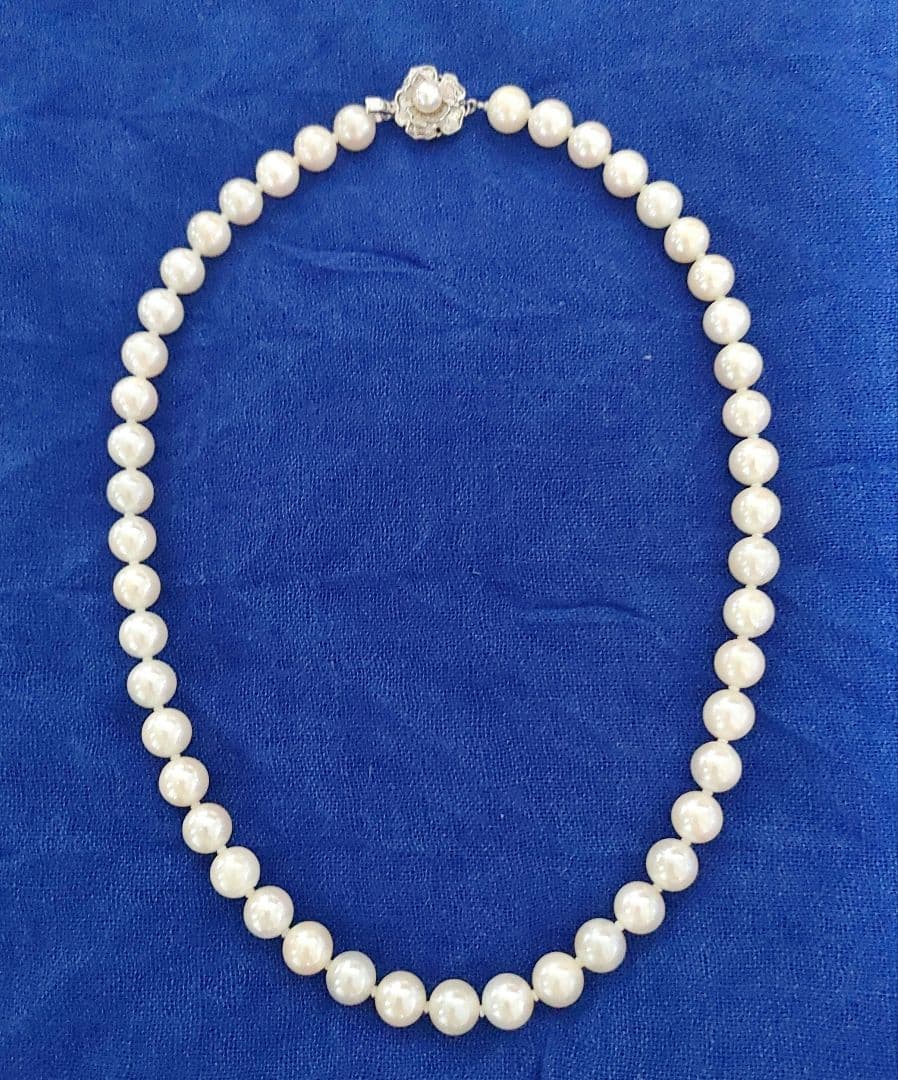 Akoya pearl necklace featuring 8-8.5mm pearls and a charm on a 45cm chain displayed on white background