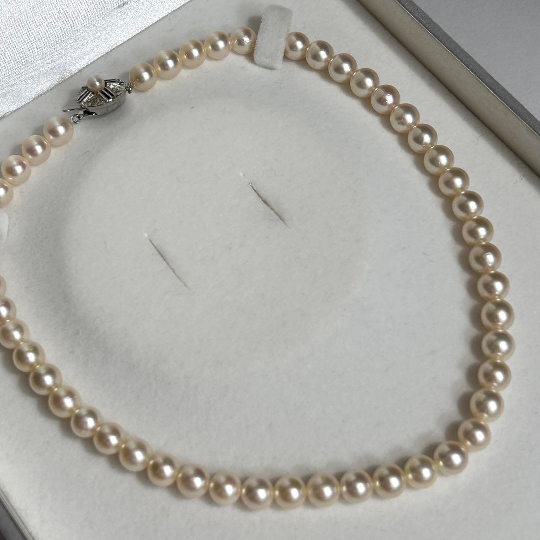 Teriyaki Akoya pearl necklace with 7.8mm pearls on a 41cm silver metal chain weighing 35 grams