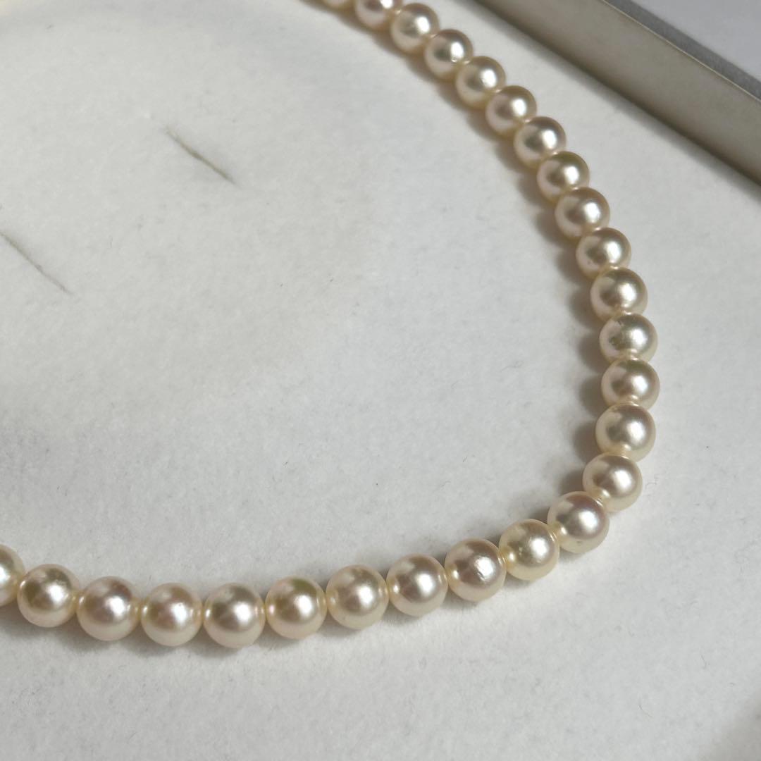 Teriyaki Akoya pearl necklace with 7.8mm pearls on a 41cm silver metal chain weighing 35 grams