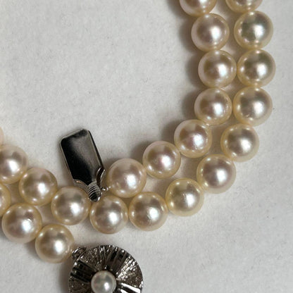 Teriyaki Akoya pearl necklace with 7.8mm pearls on a 41cm silver metal chain weighing 35 grams