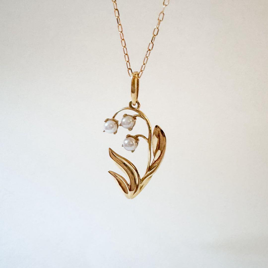 K18 yellow gold Akoya pearl lily pendant with three 2mm pearls on a 45cm small bean chain
