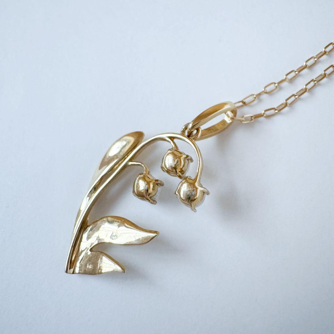 K18 yellow gold Akoya pearl lily pendant with three 2mm pearls on a 45cm small bean chain