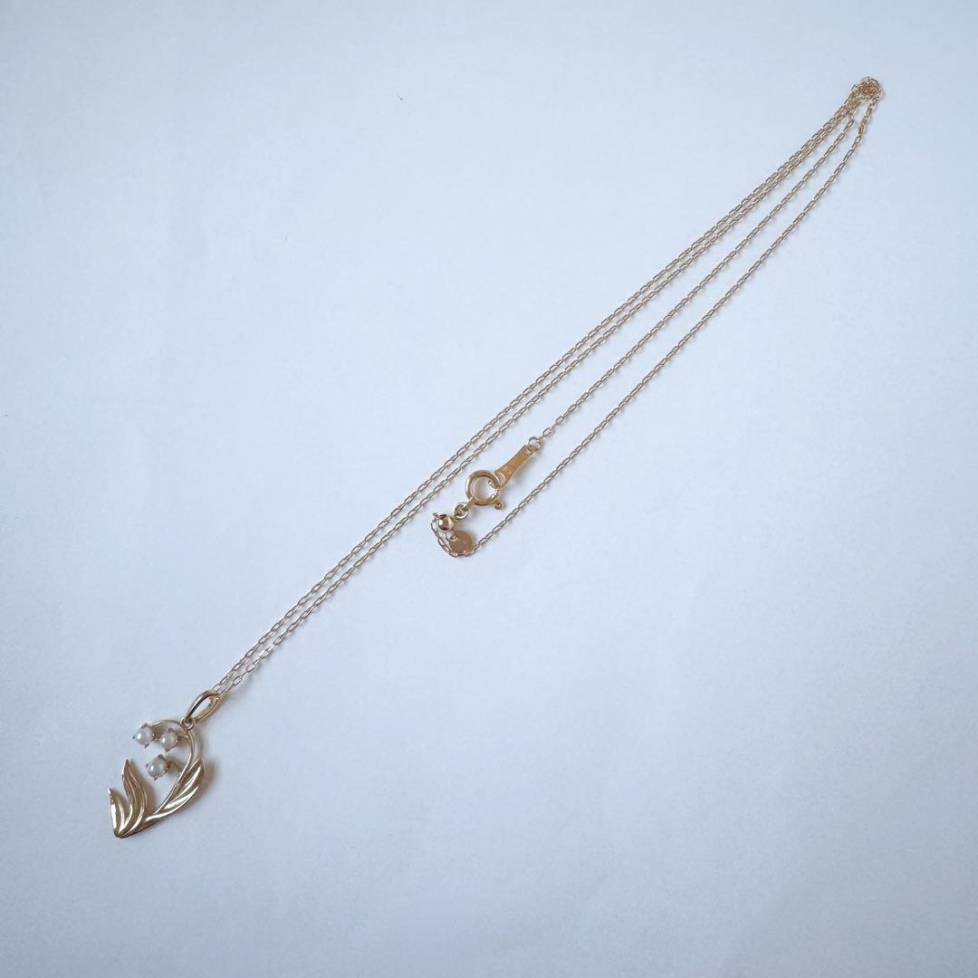 K18 yellow gold Akoya pearl lily pendant with three 2mm pearls on a 45cm small bean chain
