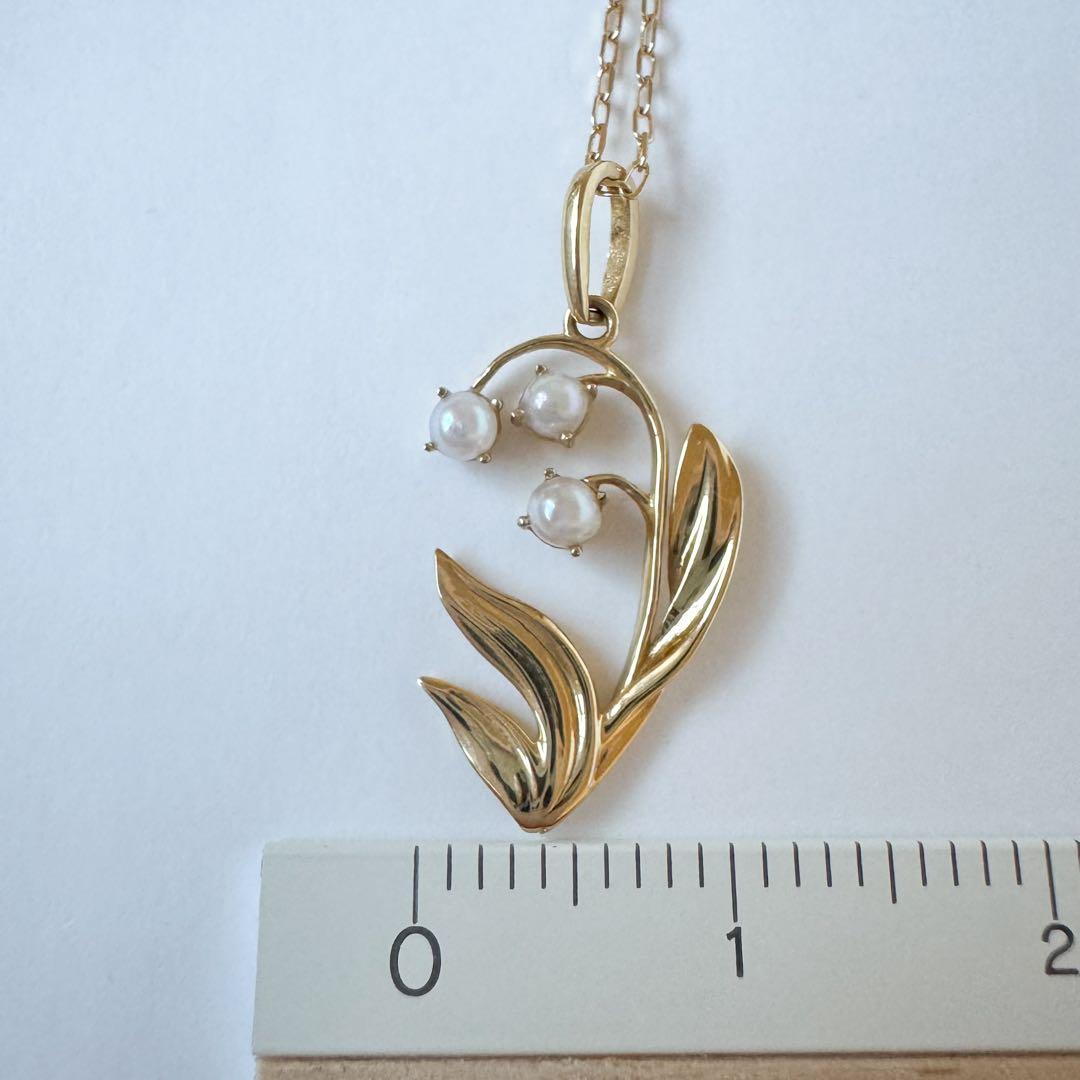 K18 yellow gold Akoya pearl lily pendant with three 2mm pearls on a 45cm small bean chain