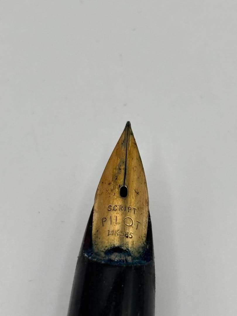 PILOT 14K black fountain pen with sleek design and 13.5 cm overall length