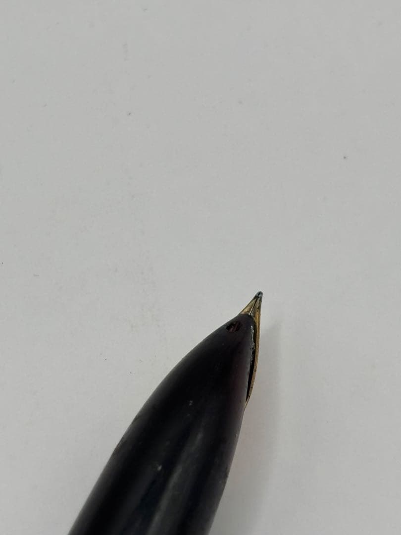 PILOT 14K black fountain pen with sleek design and 13.5 cm overall length