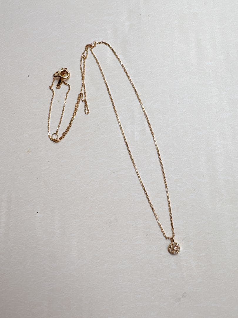 agete K10 pave diamond necklace with 0.03ct diamonds and 40cm chain on white background