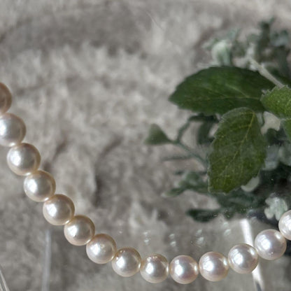 Akoya pearl necklace featuring 7mm white round beads on a 42cm silver-stamped string