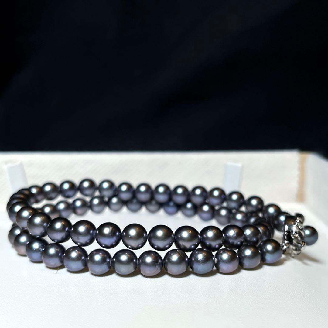Akoya Pearl Necklace with 6.5-7.0mm round dark purple and dark gray pearls on a silver chain, 42.5cm long