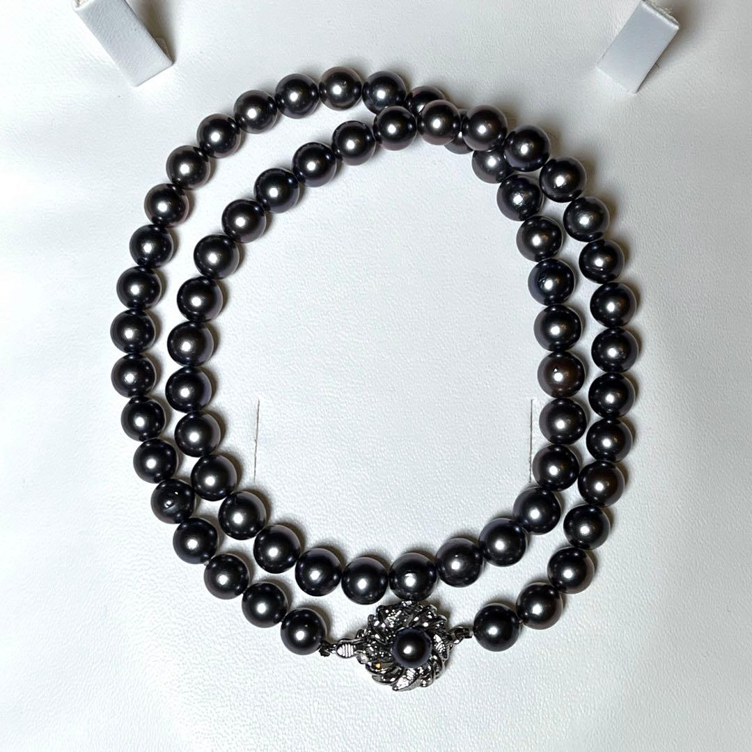 Akoya Pearl Necklace with 6.5-7.0mm round dark purple and dark gray pearls on a silver chain, 42.5cm long