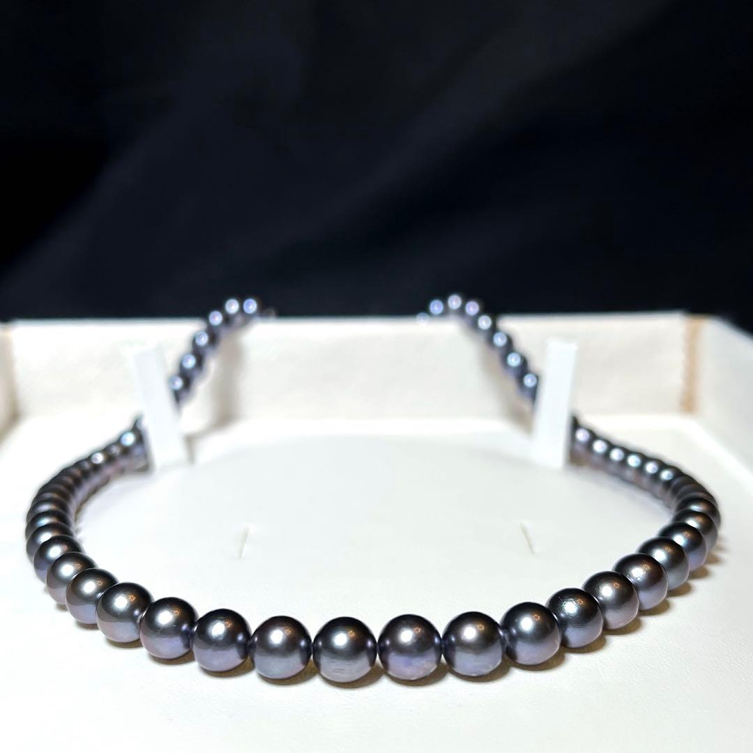 Akoya Pearl Necklace with 6.5-7.0mm round dark purple and dark gray pearls on a silver chain, 42.5cm long