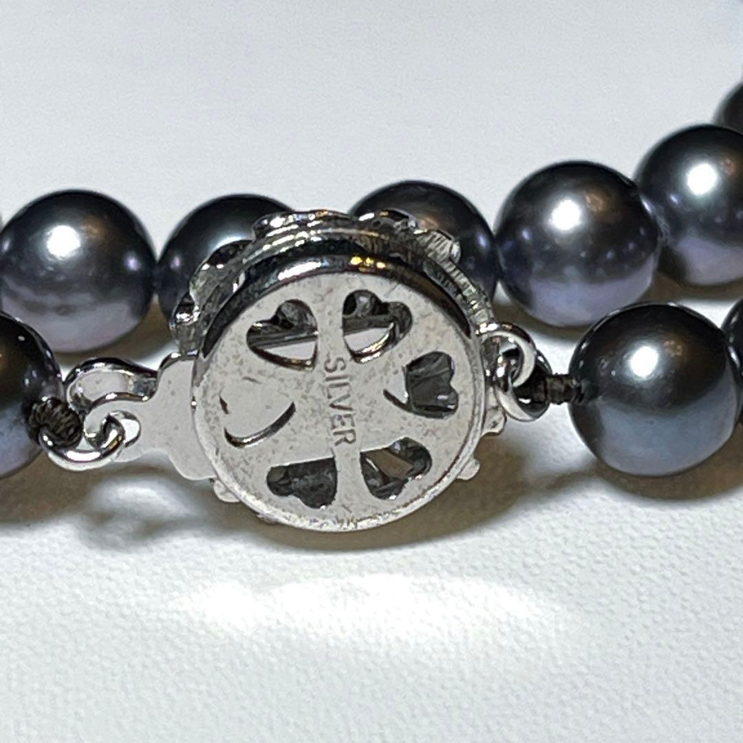 Akoya Pearl Necklace with 6.5-7.0mm round dark purple and dark gray pearls on a silver chain, 42.5cm long