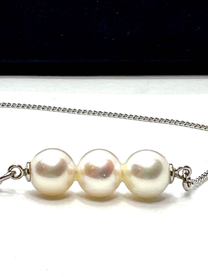 Plain Akoya pearl necklace with three 7mm round pearls on a 66cm silver chain featuring natural pink green tones