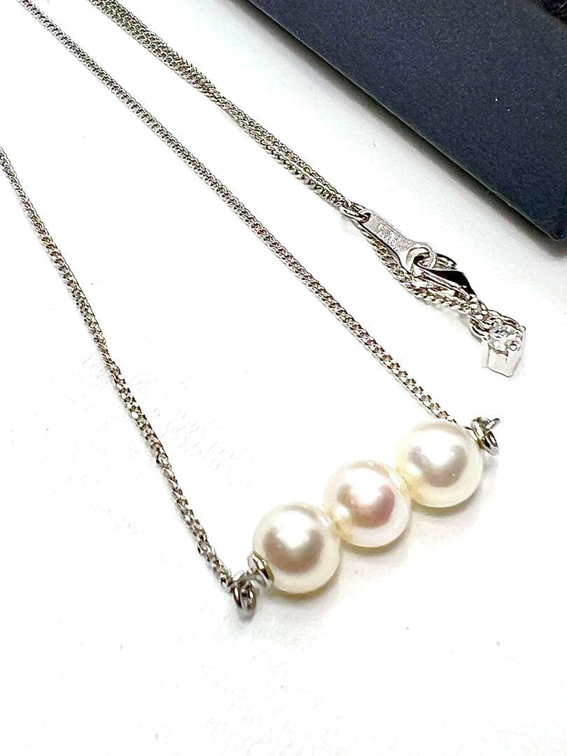 Plain Akoya pearl necklace with three 7mm round pearls on a 66cm silver chain featuring natural pink green tones