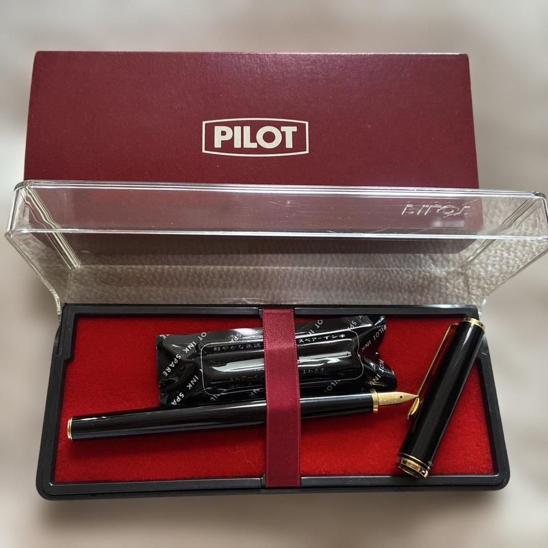 Pilot black fountain pen with gold decorations, included case, and two ink cartridges