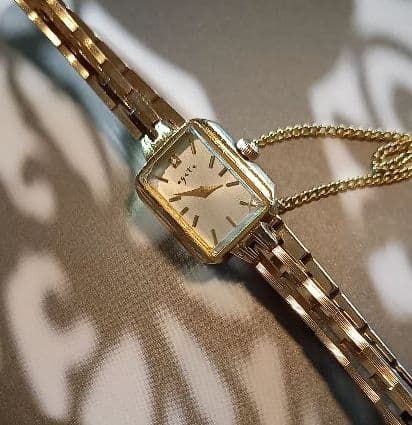 Agete Vintage Four-Piece Set with diamond accents, K18GP material, used watch with chipped glass, and new replacement chain