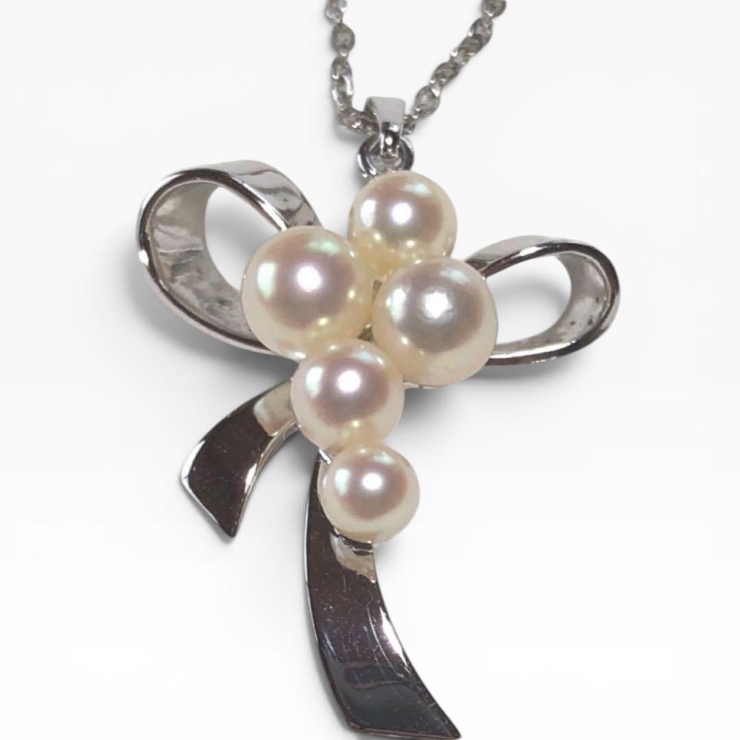 Mikimoto pearl pendant necklace with silver ribbon design and five pearls on a 40.5cm chain