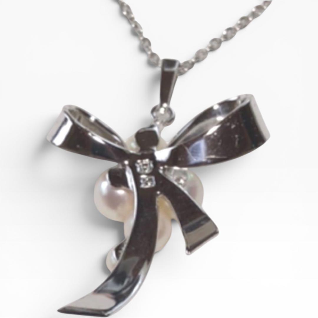 Mikimoto pearl pendant necklace with silver ribbon design and five pearls on a 40.5cm chain