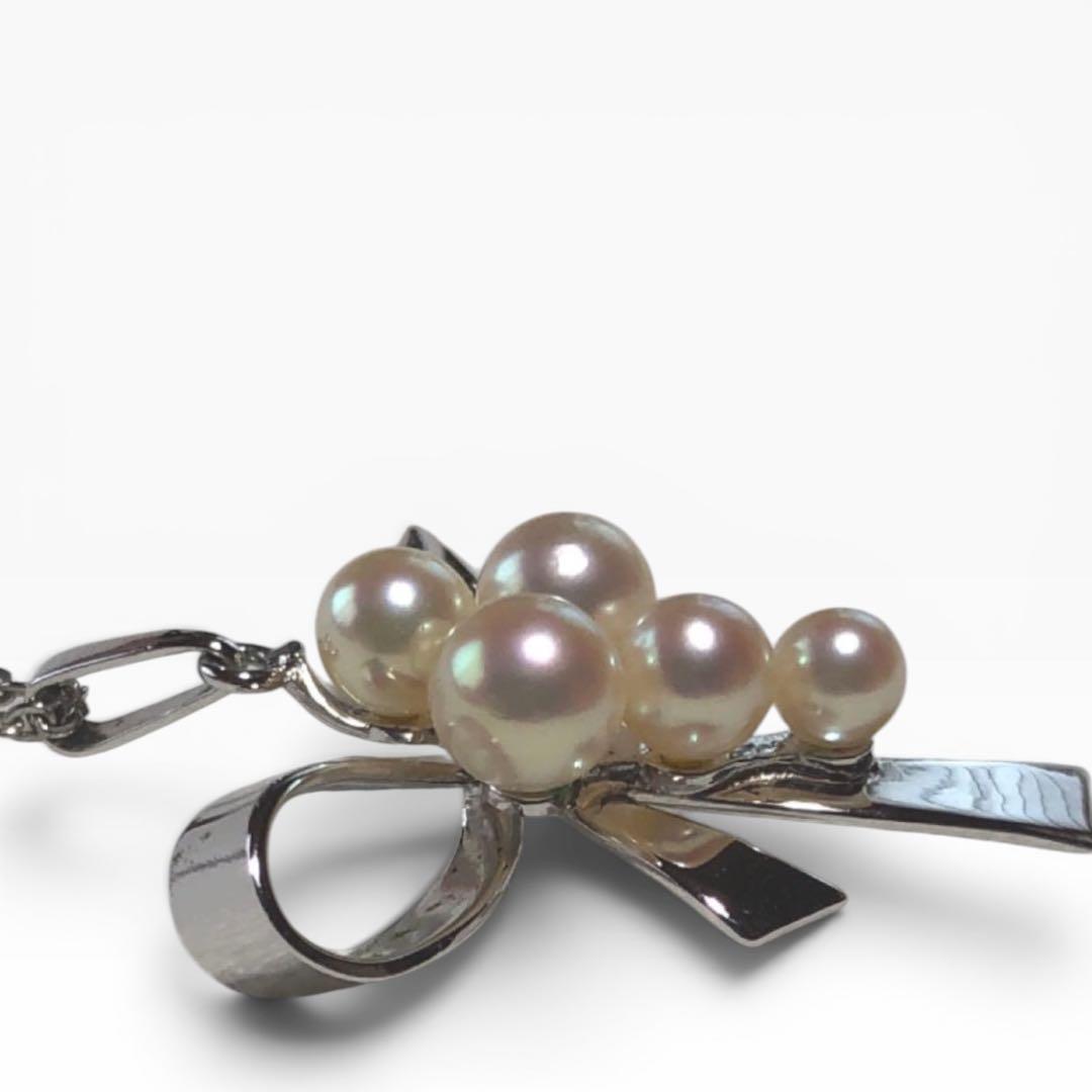 Mikimoto pearl pendant necklace with silver ribbon design and five pearls on a 40.5cm chain