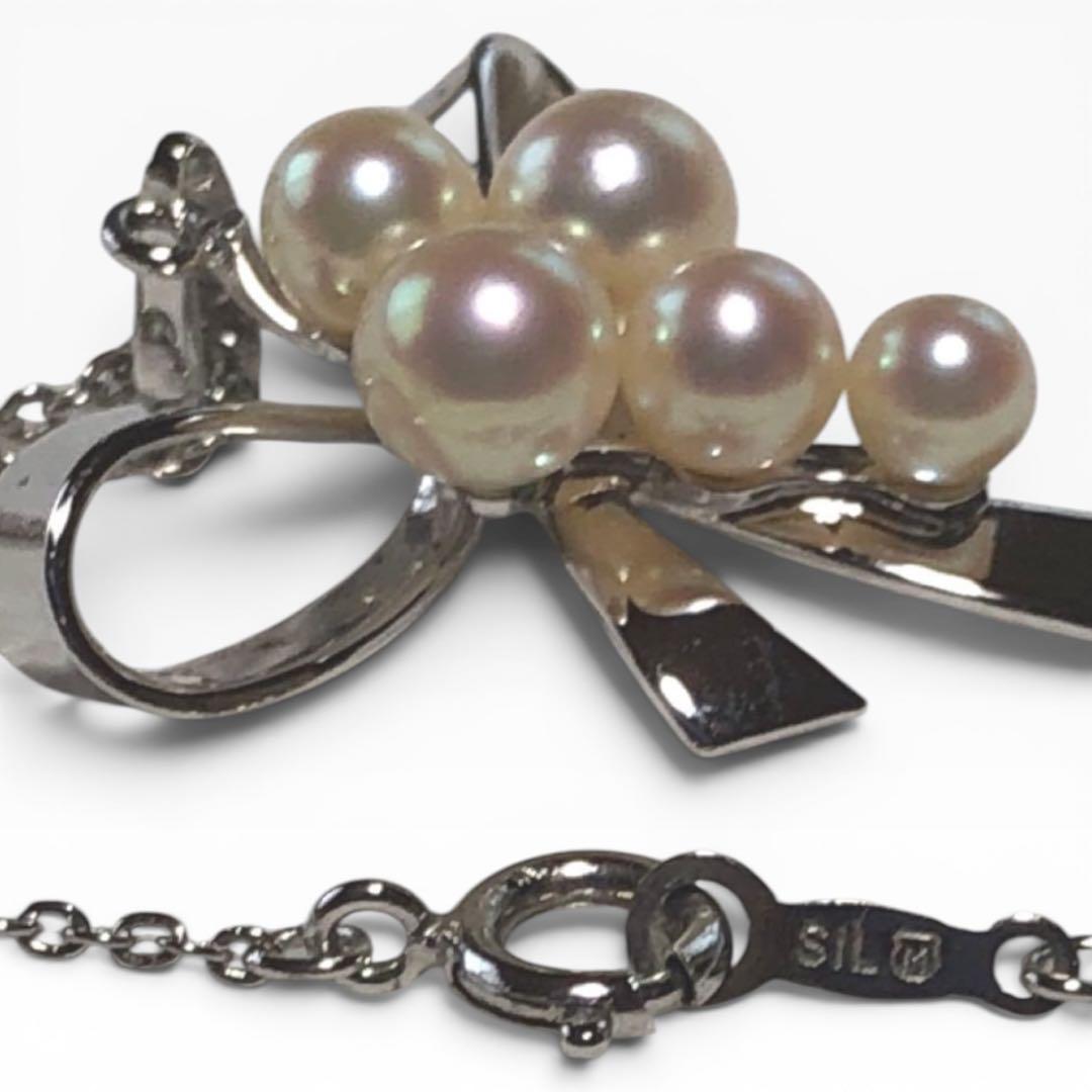 Mikimoto pearl pendant necklace with silver ribbon design and five pearls on a 40.5cm chain