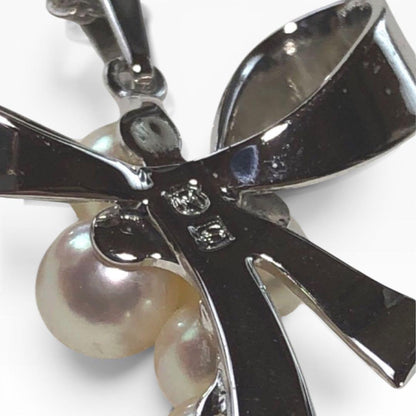 Mikimoto pearl pendant necklace with silver ribbon design and five pearls on a 40.5cm chain