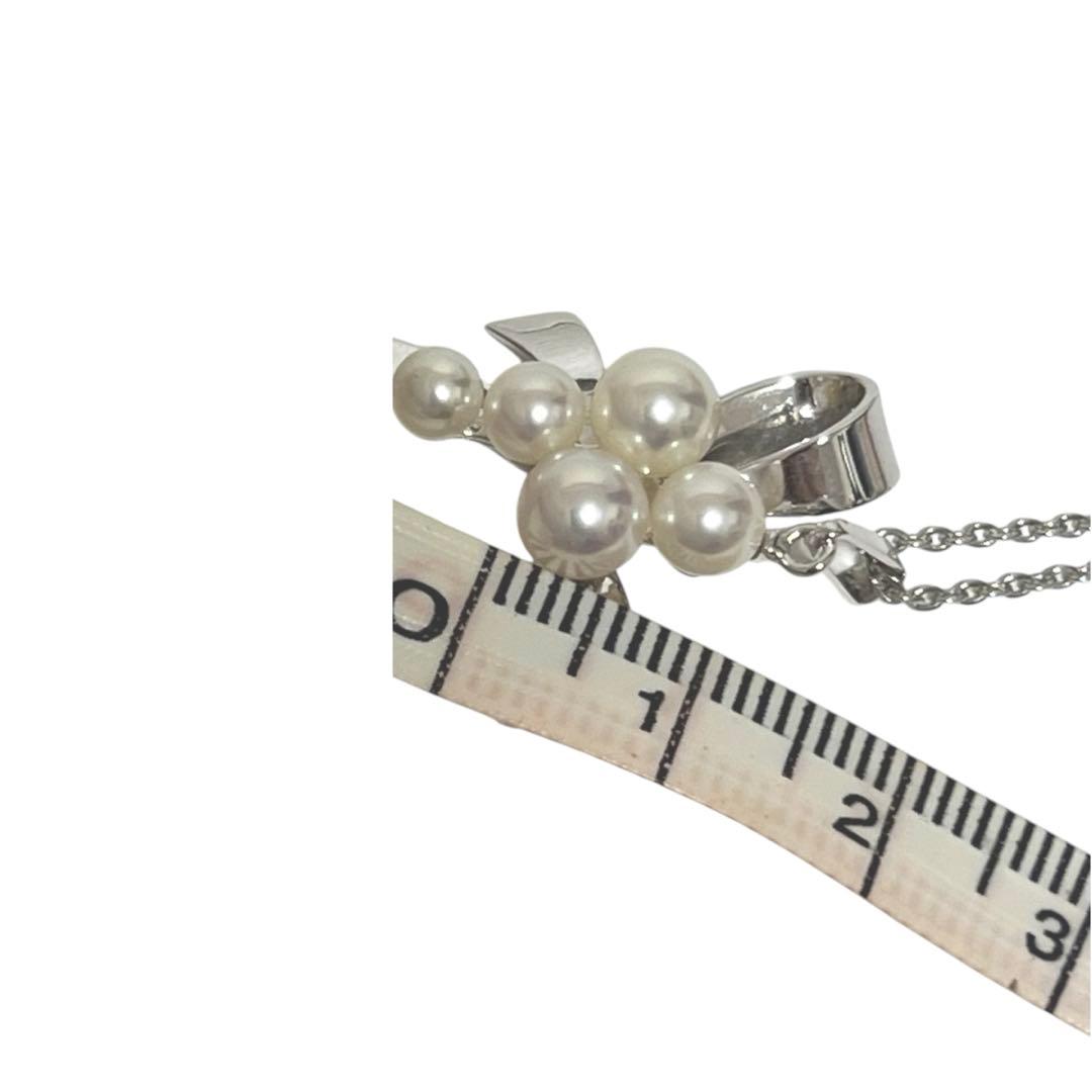 Mikimoto pearl pendant necklace with silver ribbon design and five pearls on a 40.5cm chain