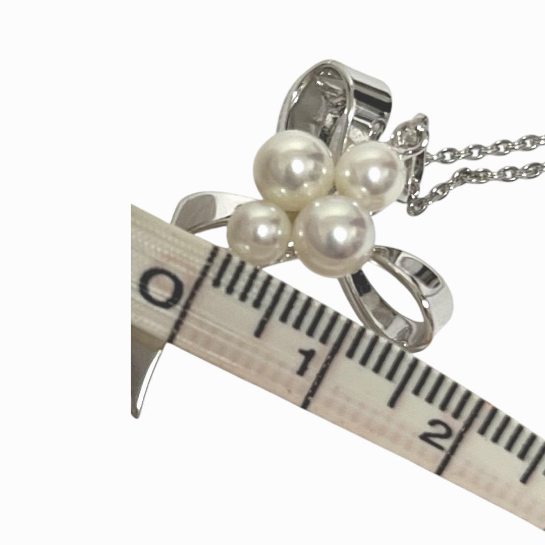 Mikimoto pearl pendant necklace with silver ribbon design and five pearls on a 40.5cm chain