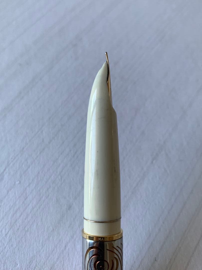 Pilot Lady Karakusa fountain pen 1970s model with 18k750 nib showing grip stained area