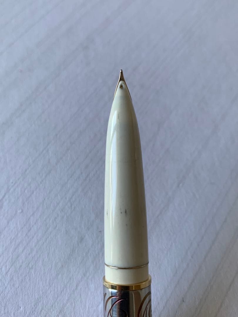 Pilot Lady Karakusa fountain pen 1970s model with 18k750 nib showing grip stained area